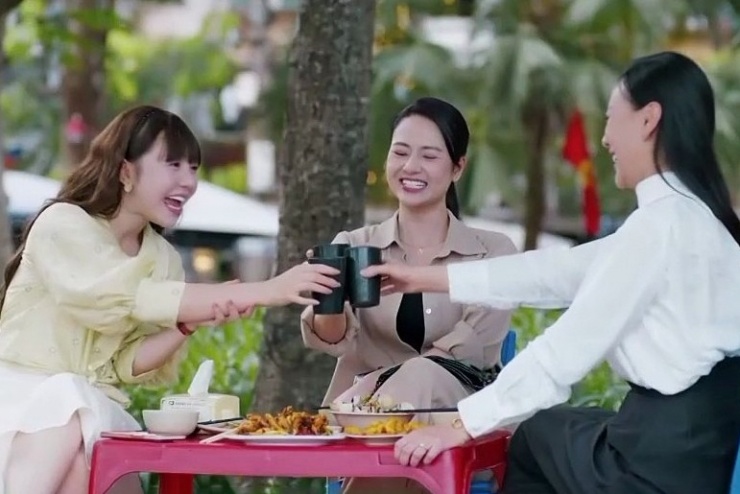 Việt Hoa (giữa) là một trong ba diễn viên chính của phim truyền hình giờ vàng đang gây chú ý Gió ngang khoảng trời xanh, cùng với Phương Oanh, Quỳnh Kool. Cô đảm nhiệm vai Ngân - nhân viên bán hàng ở một tiệm trang sức, có tính cách mạnh mẽ.