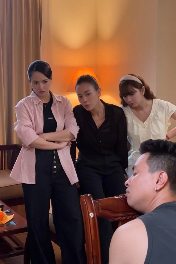 Việt Hoa đầu tư cả bộ sưu tập sơ mi oversized đủ màu sắc, phối cùng áo ba lỗ đen và trắng phía trong. Cô chọn các kiểu quần jeans ống suông, tông màu cơ bản.