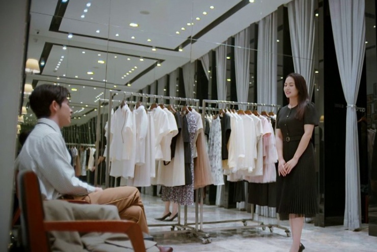 Tuy nhiên trong một số phân cảnh, nhân vật bị chê mặc đồ già dặn, chưa tạo nên sự ăn ý với bạn diễn Denis Đặng.