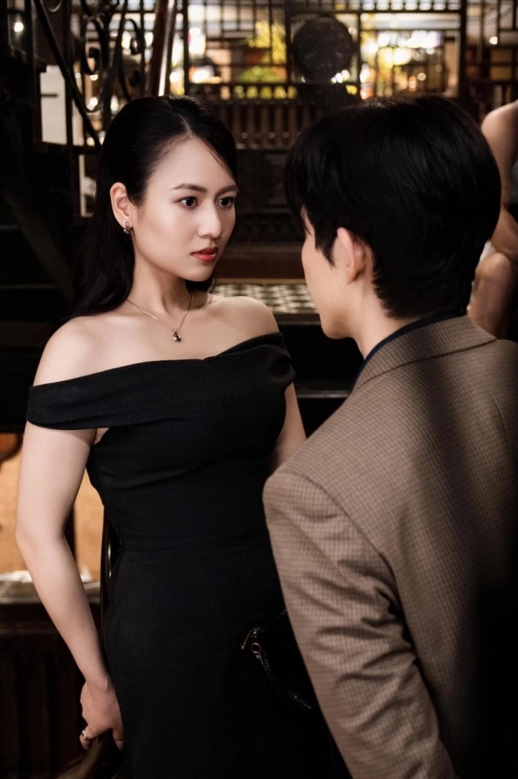 Từ khi nhân vật của Việt Hoa bước vào giai đoạn hẹn hò, cô thay đổi phong cách theo hướng điệu đà, nữ tính hơn với những chiếc váy ôm sát cơ thể.