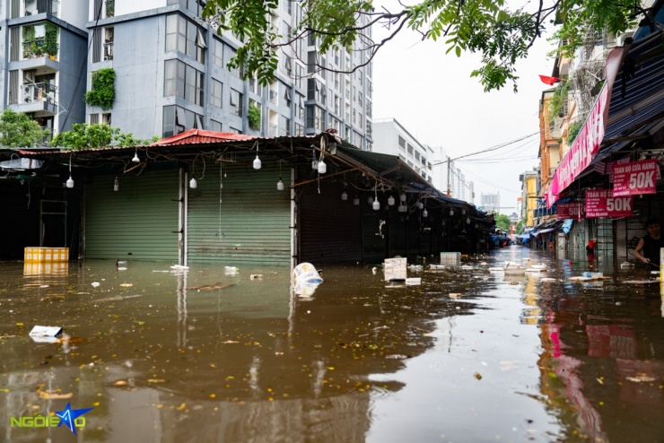 Tiểu thương chợ sinh viên nức tiếng khu Cầu Giấy tất tả chạy lụt - 1