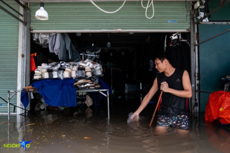 Anh Bùi Văn Bình (29 tuổi) ở lại trông coi hàng hóa. Anh cho biết đã quen với tình trạng ngập lụt tại chợ, nên khi nước dâng đã chủ động chuyển đồ đạc lên chỗ khô ráo, nhờ đó thiệt hại không đáng kể.