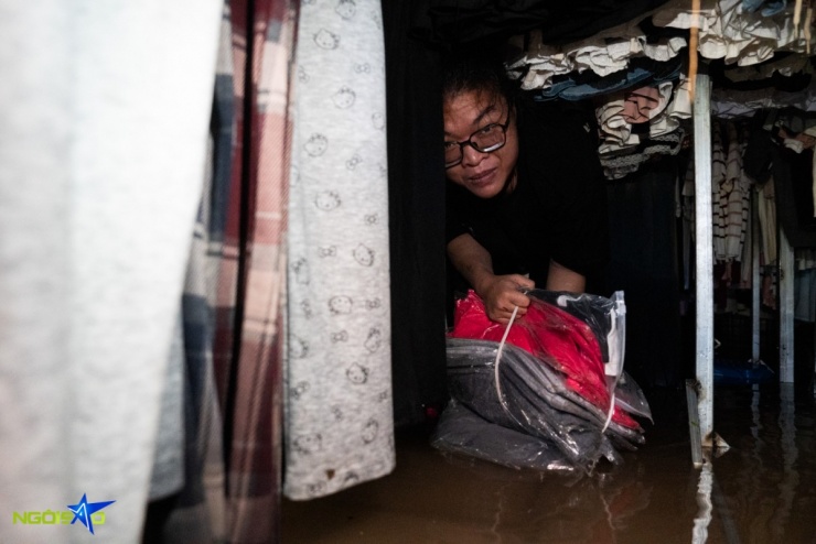 Quần áo bị ngấm nước được nhân viên nhanh chóng chuyển ra ngoài, sau đó đem phơi và sấy khô.