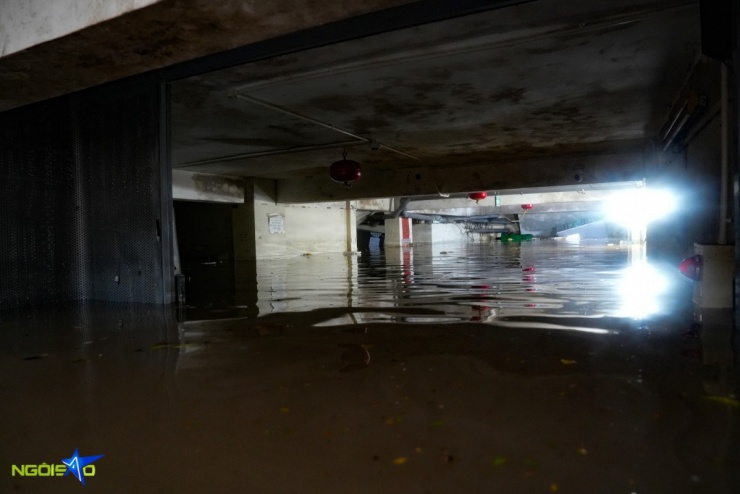 Hầm của một tòa nhà trên đường Trần Quốc Vượng bị ngập nước sát trần.