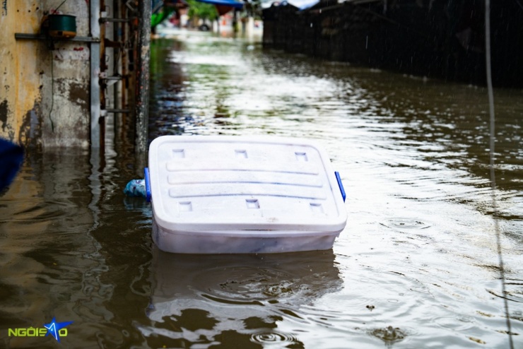 Nhiều thùng hàng của tiểu thương bị nước cuốn, trôi lềnh bềnh trên mặt chợ ngập.