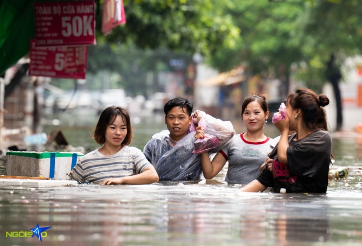 Nước cao quá bụng người trên phố Phan Văn Trường.