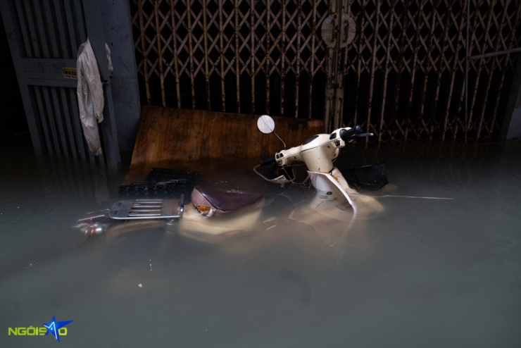 Xe máy bị ngập sâu trong nước tại một con ngõ thuộc khu chợ Nhà Xanh.