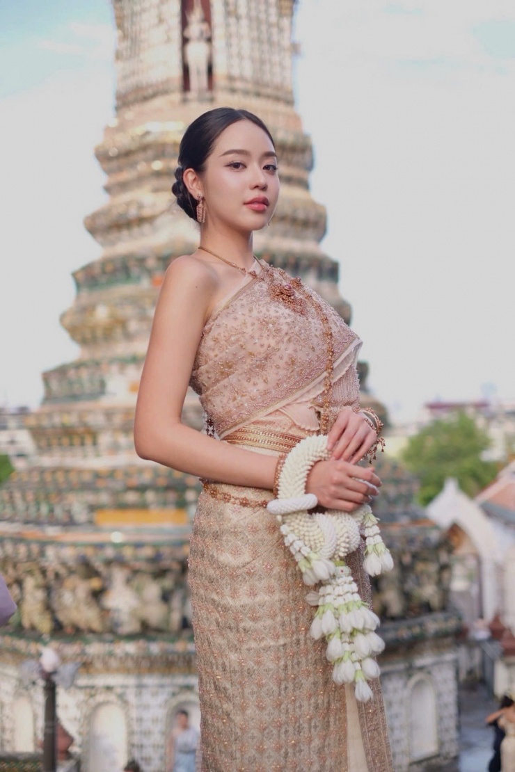 Bên cạnh tham quan và giao lưu văn hóa, Hoa hậu Thanh Thủy còn ghi dấu ấn qua đoạn video hướng dẫn Hoa hậu Thái Lan hát tiếng Việt - một khoảnh khắc thân thiện và thú vị, nhanh chóng thu hút hàng triệu lượt xem trên mạng xã hội. Phong thái hài hước, gần gũi cùng khả năng kết nối tự nhiên giúp cô tiếp tục khẳng định hình ảnh một Miss International năng động, tích cực và truyền cảm hứng.