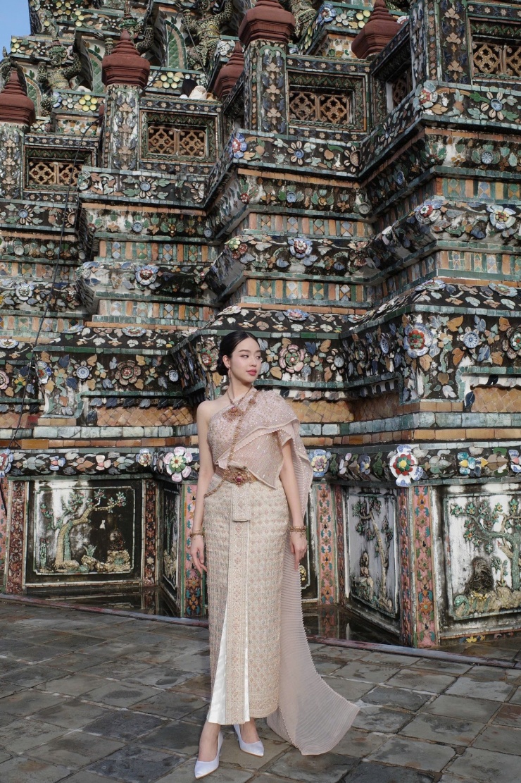 Xuất hiện rạng rỡ trong đêm chung kết Miss International Thailand 2025, Huỳnh Thị Thanh Thủy gây ấn tượng với layout cuốn hút, thần thái nổi bật và cùng trao vương miện cho tân Hoa hậu. Cô cũng không quên gửi lời chúc mừng nồng nhiệt đến người kế nhiệm mới, khép lại chuyến công tác tại Thái Lan đầy ý nghĩa.