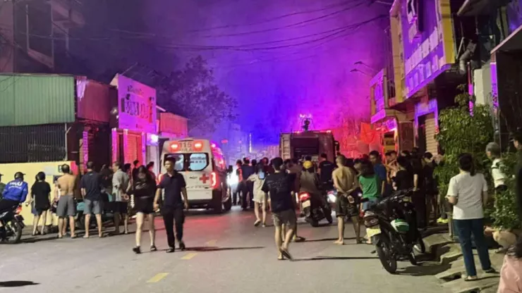 Xe cứu hỏa và xe cứu thương đến hiện trường.