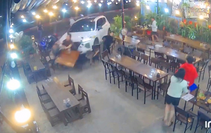 Hình ảnh thời điểm ô tô lao vào quán Xóm Nhậu