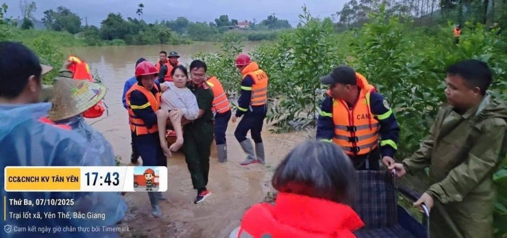 Lực lượng Cảnh sát PCCC và CNCH Công an tỉnh Bắc Ninh giải cứu an toàn 11 người dân, trong đó có cụ già, người khuyết tật và trẻ nhỏ.