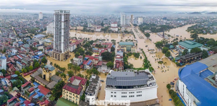 Lũ sông Cầu đạt đỉnh, trung tâm tỉnh Thái Nguyên chìm trong biển nước - 1