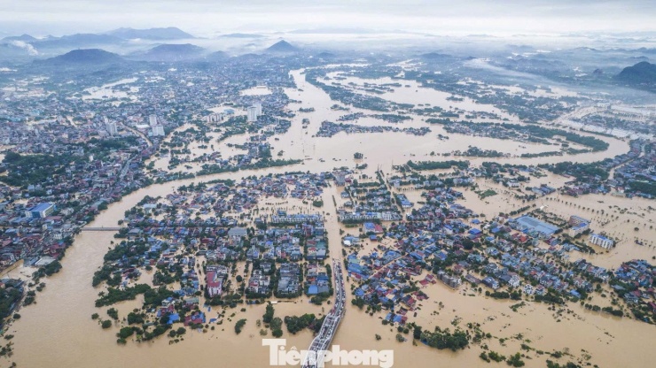 Lũ sông Cầu đạt đỉnh, trung tâm tỉnh Thái Nguyên chìm trong biển nước - 4