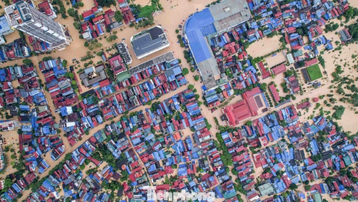 Lũ sông Cầu đạt đỉnh, trung tâm tỉnh Thái Nguyên chìm trong biển nước - 3