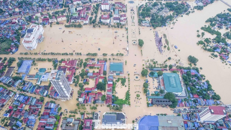 Lũ sông Cầu đạt đỉnh, trung tâm tỉnh Thái Nguyên chìm trong biển nước - 2