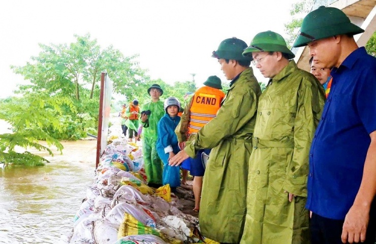 Lũ sông Cầu đạt đỉnh, trung tâm tỉnh Thái Nguyên chìm trong biển nước - 7