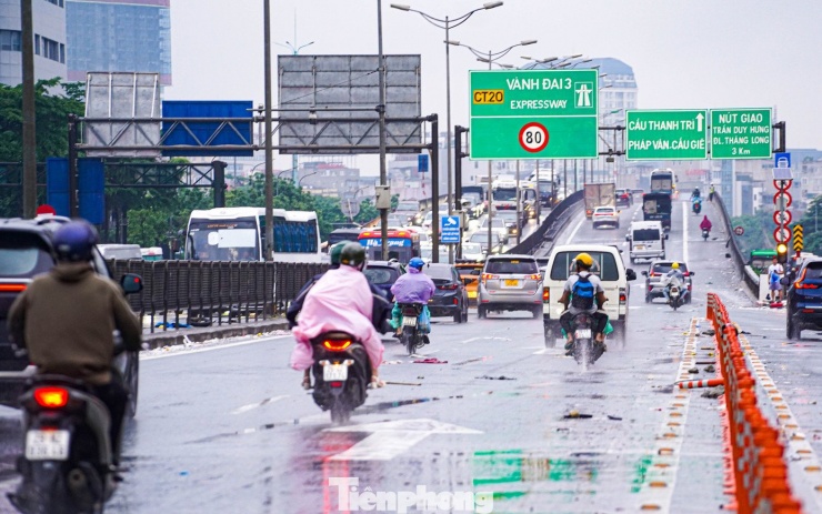 Xe máy ‘rẽ sóng’ giữa phố, tìm đường lên cao tốc tránh ngập tại Hà Nội - 5