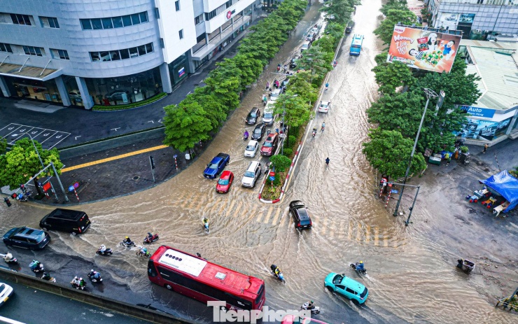Xe máy ‘rẽ sóng’ giữa phố, tìm đường lên cao tốc tránh ngập tại Hà Nội - 7