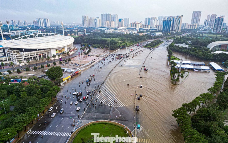 Xe máy ‘rẽ sóng’ giữa phố, tìm đường lên cao tốc tránh ngập tại Hà Nội - 12