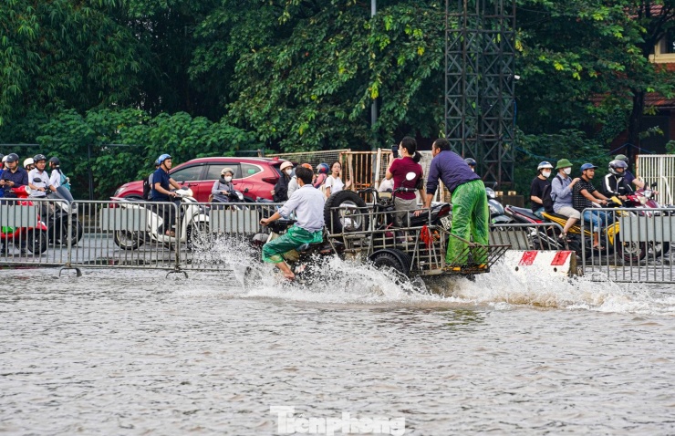 Xe máy ‘rẽ sóng’ giữa phố, tìm đường lên cao tốc tránh ngập tại Hà Nội - 17