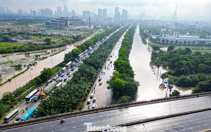 Xe máy ‘rẽ sóng’ giữa phố, tìm đường lên cao tốc tránh ngập tại Hà Nội - 18