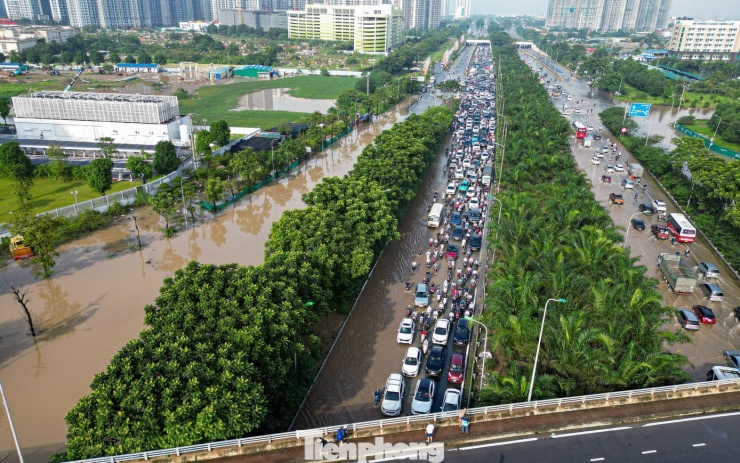 Xe máy ‘rẽ sóng’ giữa phố, tìm đường lên cao tốc tránh ngập tại Hà Nội - 21