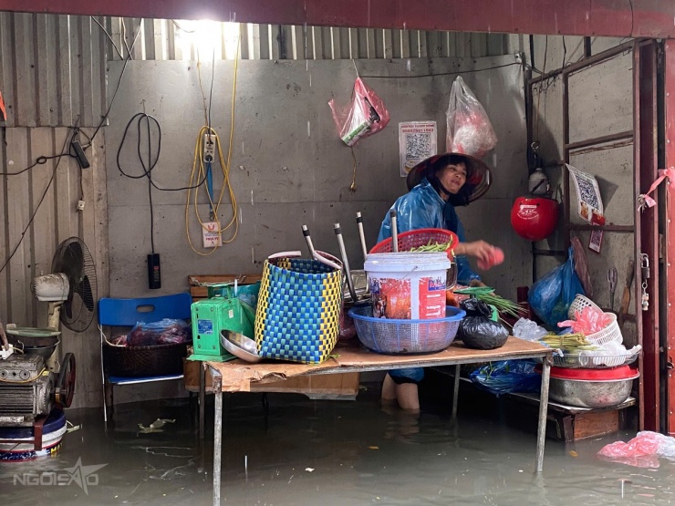 Người Hà Nội ăn, ngủ trên biển nước - 4