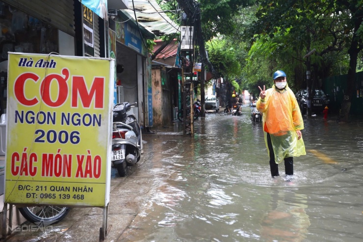 Người Hà Nội ăn, ngủ trên biển nước - 5