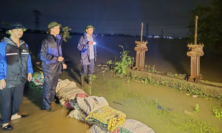 Lãnh đạo xã Hợp Thịnh kiểm tra mực nước trên sông Cầu.