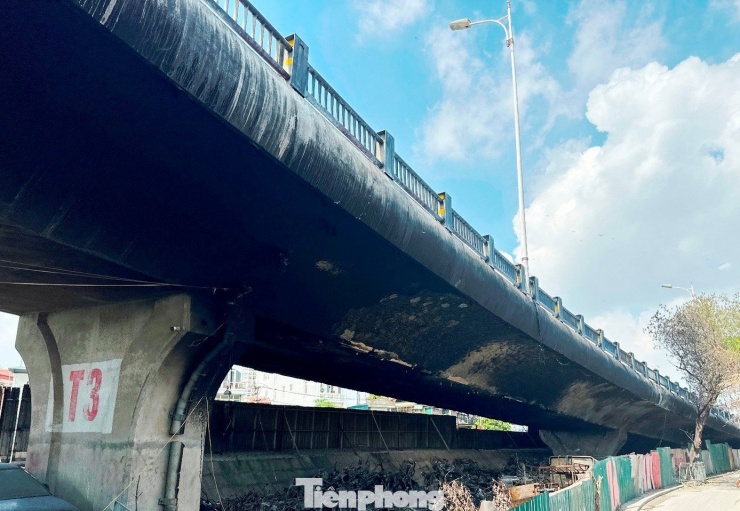 Gầm cầu Vĩnh Tuy hướng xuống đê Nguyễn Khoái bị cháy bãi xe vừa qua. Ảnh: AT