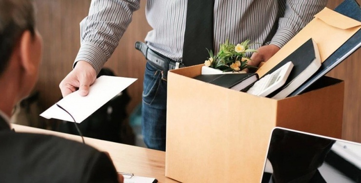 Anh nhân viên quyết định giữ tiền chứ không giữ lời, nhanh chóng xin nghỉ việc. Ảnh minh họa: Terryberry.
