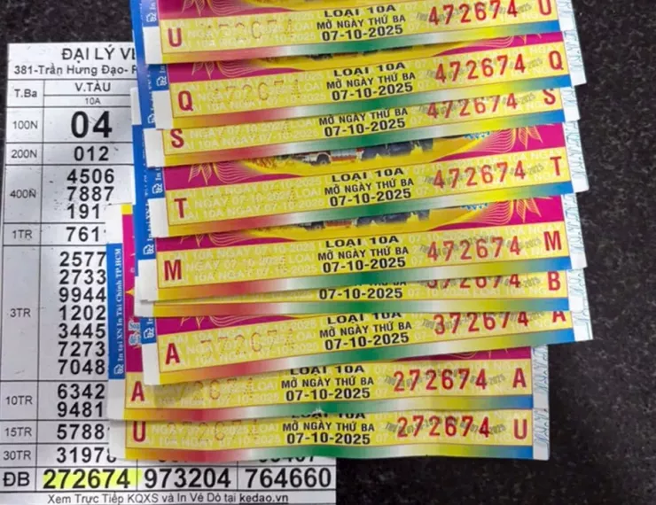 Hai vé trúng giải đặc biệt và các vé trúng giải an ủi mà đại lý vé số Kế Đáo vừa đổi.