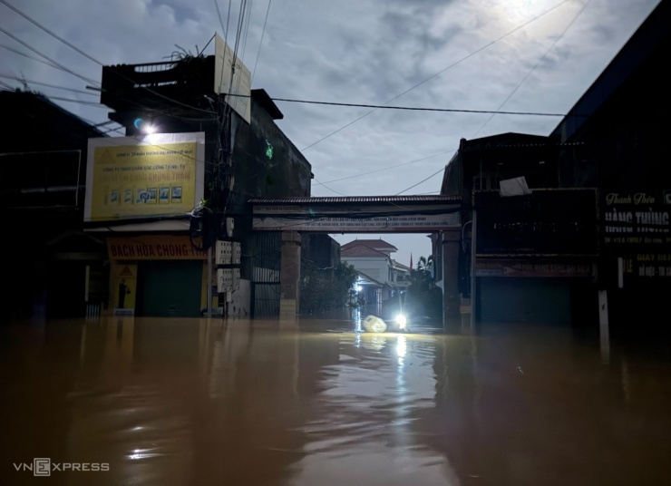 Điện mất, trung tâm Thái Nguyên chìm trong bóng tối. Khuya qua, trời không mưa, nhưng lượng mưa ghi nhận từ đêm 6/10 đến ngày 7/10 ở Thái Nguyên phổ biến 250-400 mm, có nơi trên 500 mm, như: Hóa Thượng 562 mm; Sông Cầu 525 mm; Đồng Quang 480 mm; Quan Triều 433 mm; Nam Hòa 478 mm, Tràng Xá 423 mm.