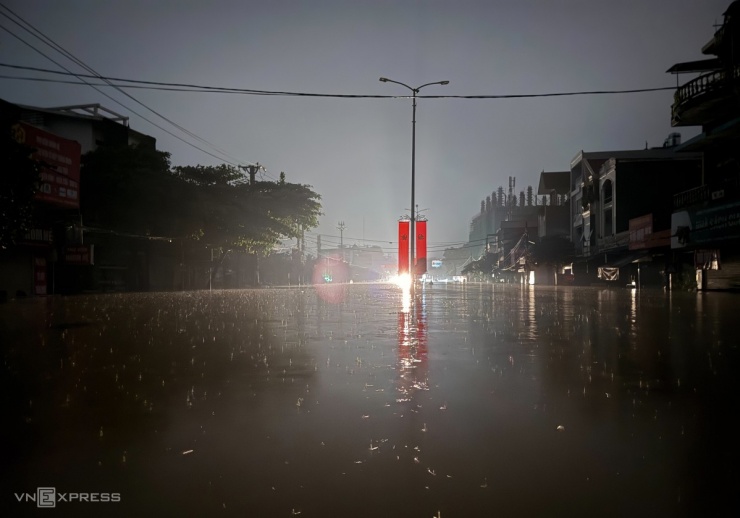 Rạng sáng, trời lại mưa lớn, người dân lại nơm nớp lo nước lên cao. Tại các nút giao, khu vực cầu cống, nước chảy xiết, giao thông tê liệt.