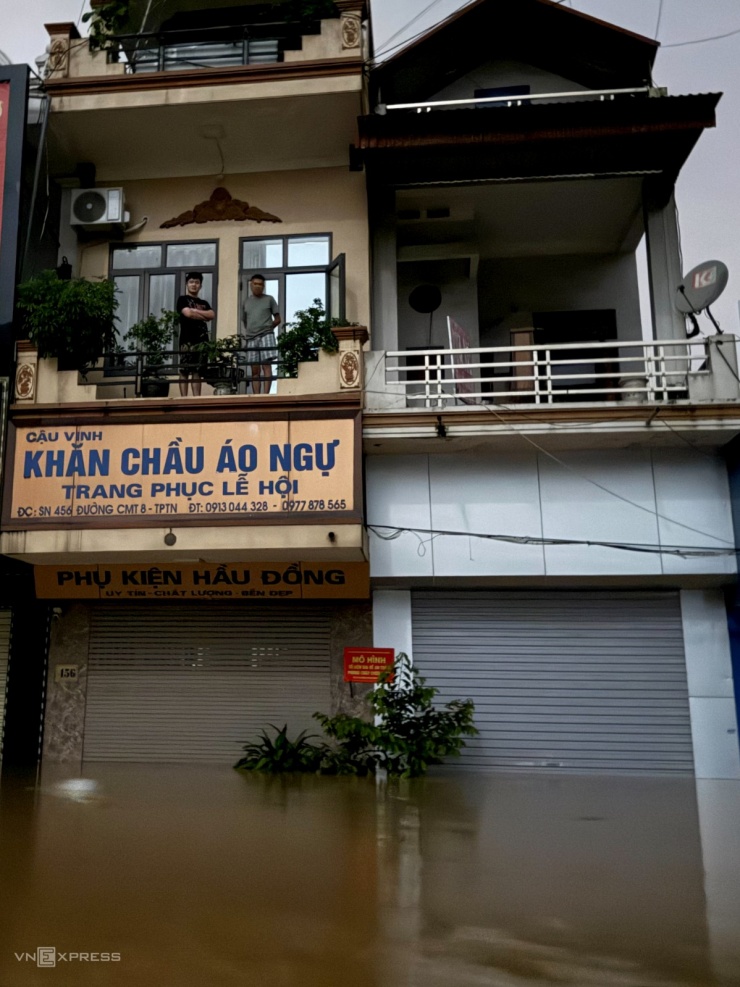 Nhiều gia đình đóng cửa cuốn ngăn nước vào nhà, chuyển toàn bộ sinh hoạt lên tầng hai.