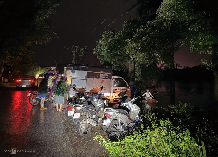 Xe máy, ôtô tập trung tại một số điểm cao ven đường. Thái Nguyên hứng chịu mưa lũ 40 năm xảy đến một lần, nhiều đoàn cứu hộ các tỉnh miền Bắc, miền Trung đang lên đường hỗ trợ địa phương.