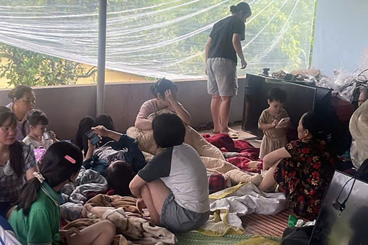 Người dân trong xóm tá túc trên tầng 2 nhà anh Trinh để tránh ngập lụt. Ảnh: Nhân vật cung cấp