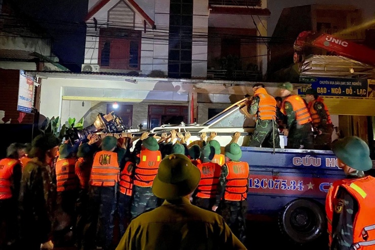 Lực lượng bộ đội mang xuồng cứu hộ tới các điểm ngập ở xã Hữu Lũng. Ảnh: Đ.X