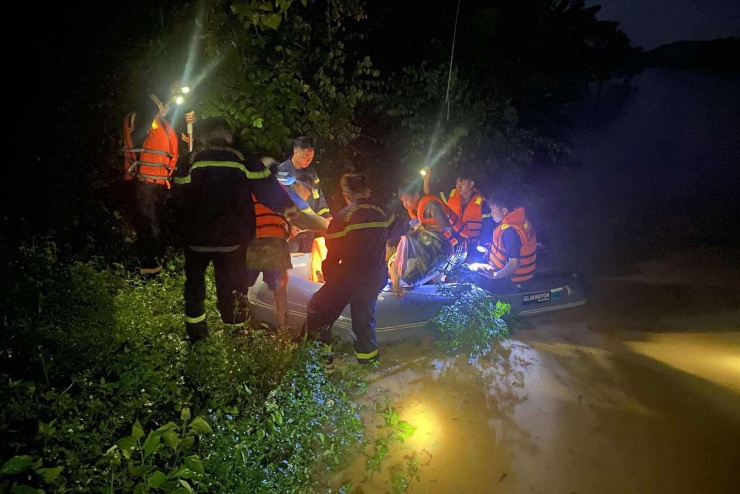 Lực lượng Công an xã Hữu Lũng hỗ trợ người dân tới nơi an toàn. Ảnh: Công an xã Hữu Lũng