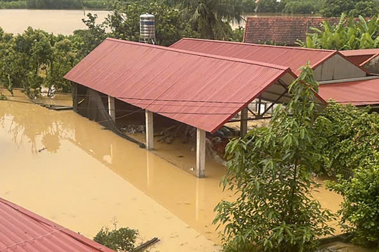 Hàng xóm nhà anh Trinh toàn nhà một tầng và đã bị ngập hết. Ảnh: Nhân vật cung cấp