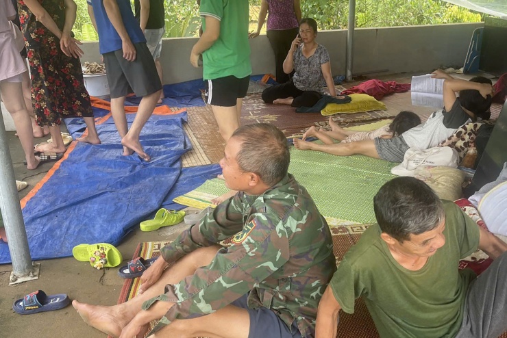 Khu vực tầng 2 nhà anh Trinh là chỗ cao nhất trong xóm và chỉ che mái tôn, 25 người dân cùng nhau cầm cự. Ảnh: Nhân vật cung cấp