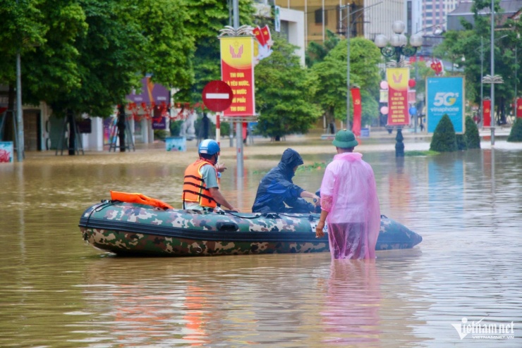 Mức lũ vượt đỉnh lịch sử gây cảnh tượng chưa từng có ở Thái Nguyên - 5