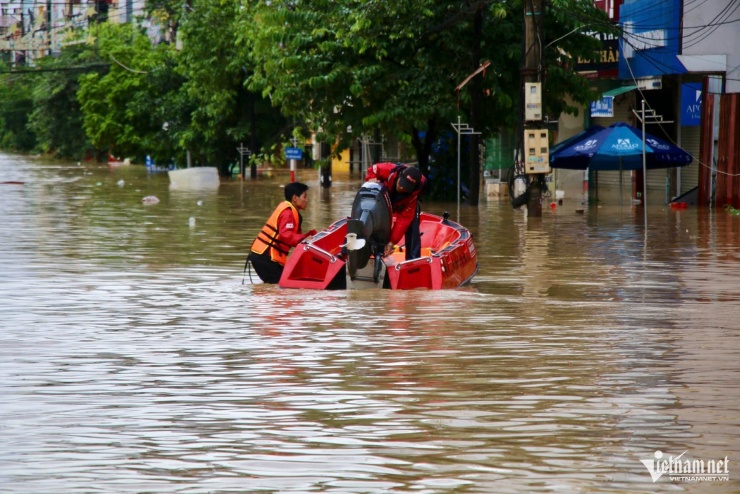 Mức lũ vượt đỉnh lịch sử gây cảnh tượng chưa từng có ở Thái Nguyên - 4