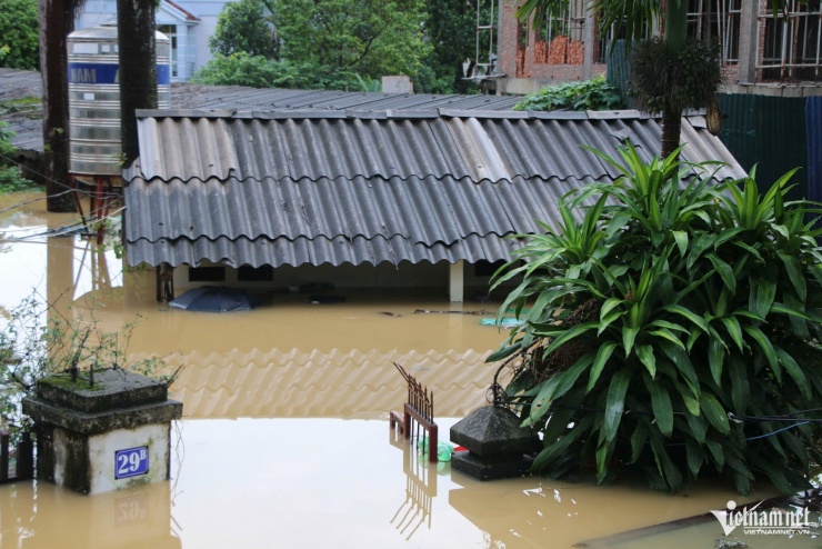 Mức lũ vượt đỉnh lịch sử gây cảnh tượng chưa từng có ở Thái Nguyên - 7