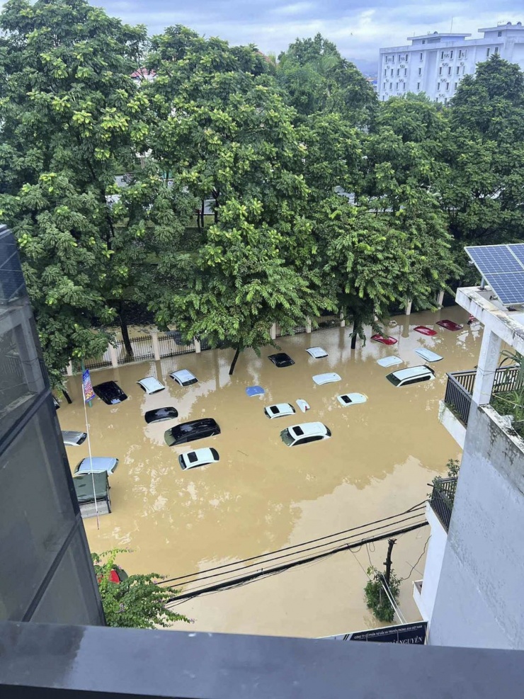 Mức lũ vượt đỉnh lịch sử gây cảnh tượng chưa từng có ở Thái Nguyên - 12