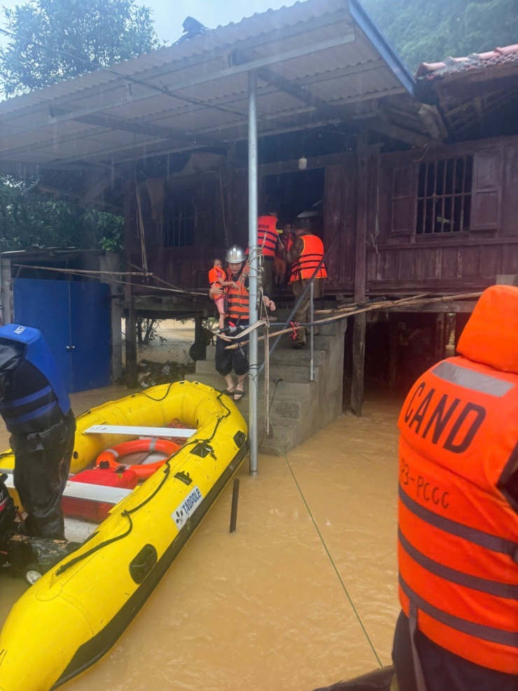 Mức lũ vượt đỉnh lịch sử gây cảnh tượng chưa từng có ở Thái Nguyên - 14