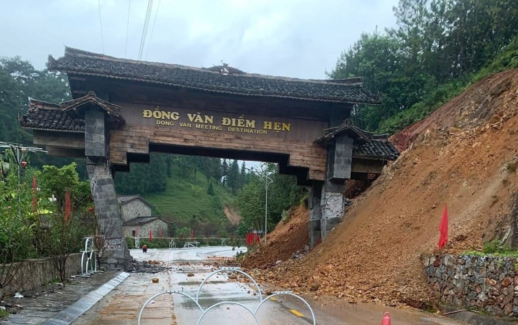 Cổng chào cao nguyên đá Đồng Văn là điểm checkin đầu tiên mỗi khi du khách đặt chân đến Đồng Văn. Ảnh: HHGT