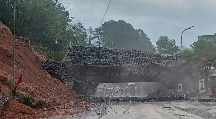 Nguyên nhân cổng chào cao nguyên đá Đồng Văn sụp đổ là do đất đá sạt trượt. Ảnh: THGT