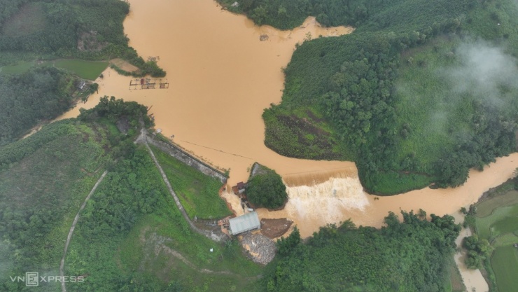 Một ngày sau khi đập thủy điện Bắc Khê 1 bị vỡ, nước vẫn tràn qua, chảy xuống hạ nguồn theo một con suối. Mực nước hồ đã rút hơn một mét so với hôm qua.